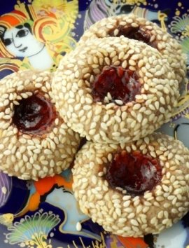 Süßes Mürbeteiggebäck mit Sesam Süßes Mürbeteiggebäck mit Sesam