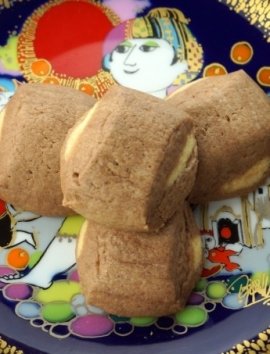 Süßes Mürbeteiggebäck mit Kakao und Vanille Süßes Mürbeteiggebäck mit Kakao und Vanille