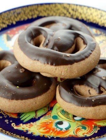 Süßes Mürbeteiggebäck mit Kakao und Schokoladensoße Süßes Mürbeteiggebäck mit Kakao und Schokoladensoße